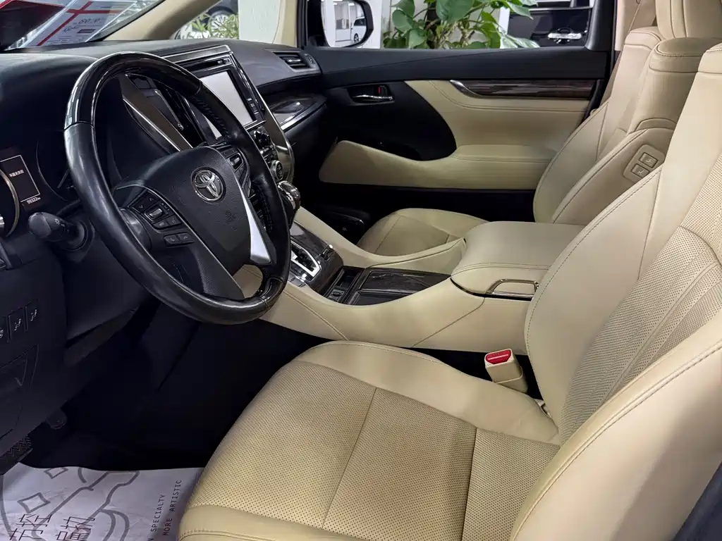 Toyota Alphard — фото 2