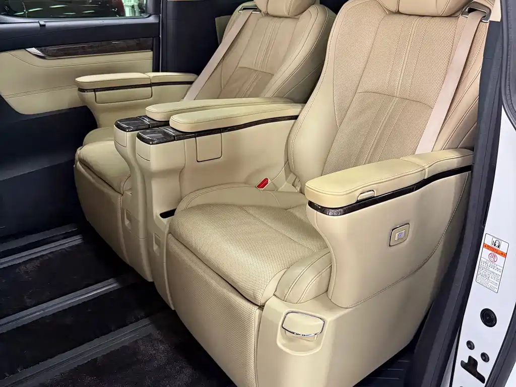 Toyota Alphard — фото 3