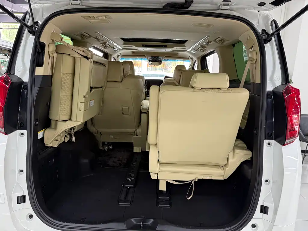 Toyota Alphard — фото 4