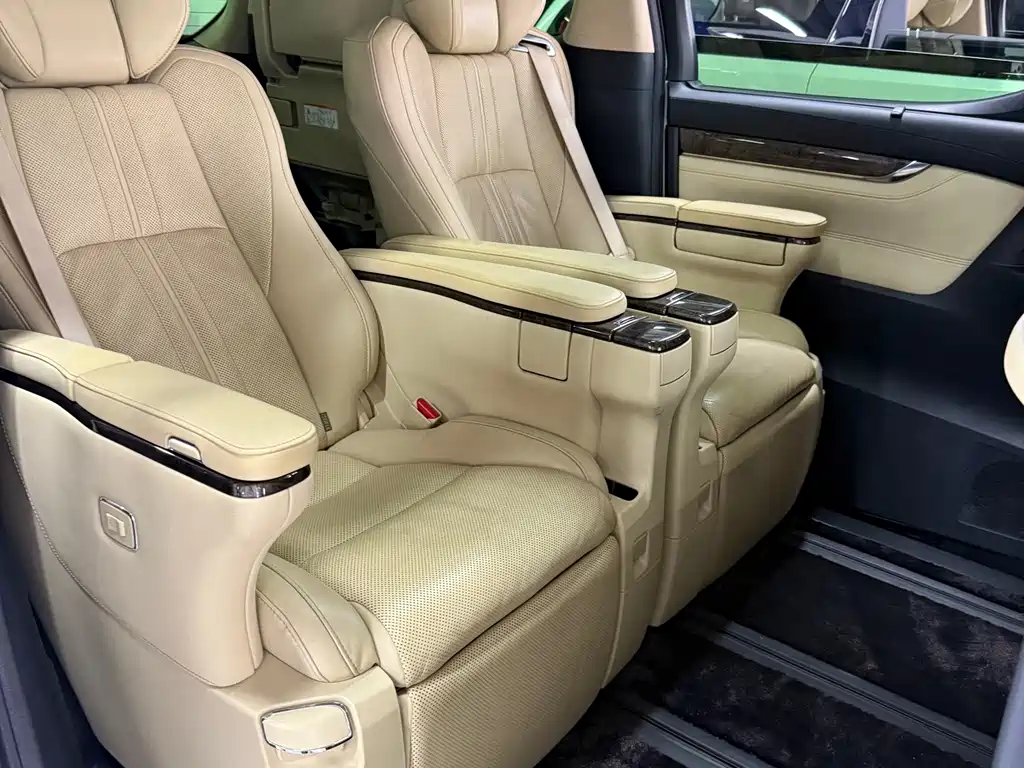 Toyota Alphard — фото 6