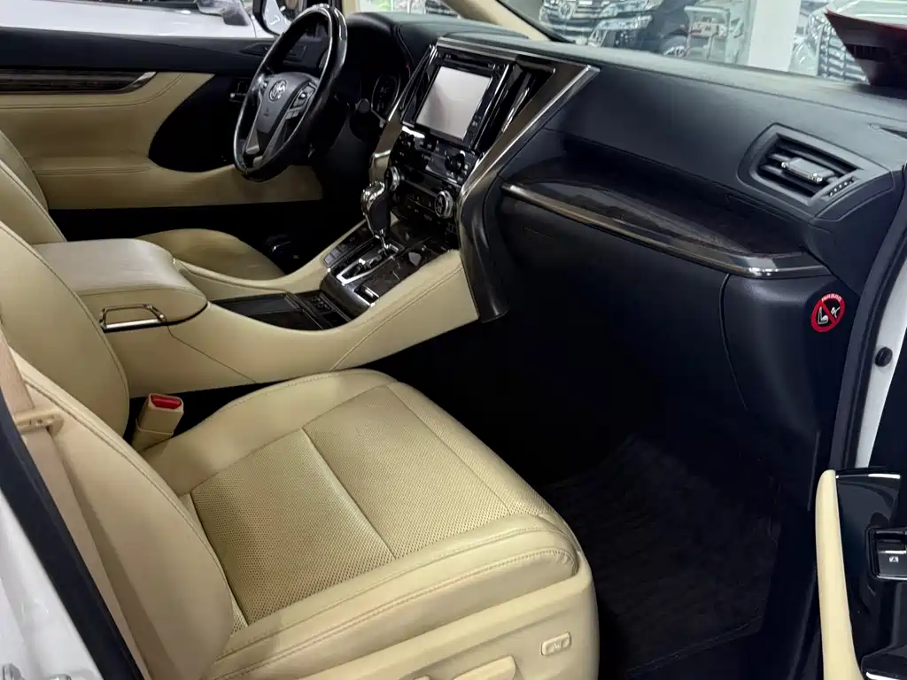 Toyota Alphard — фото 7