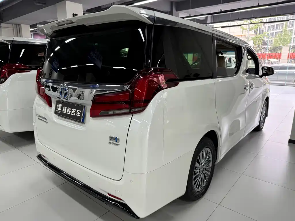 Toyota Alphard — фото 8