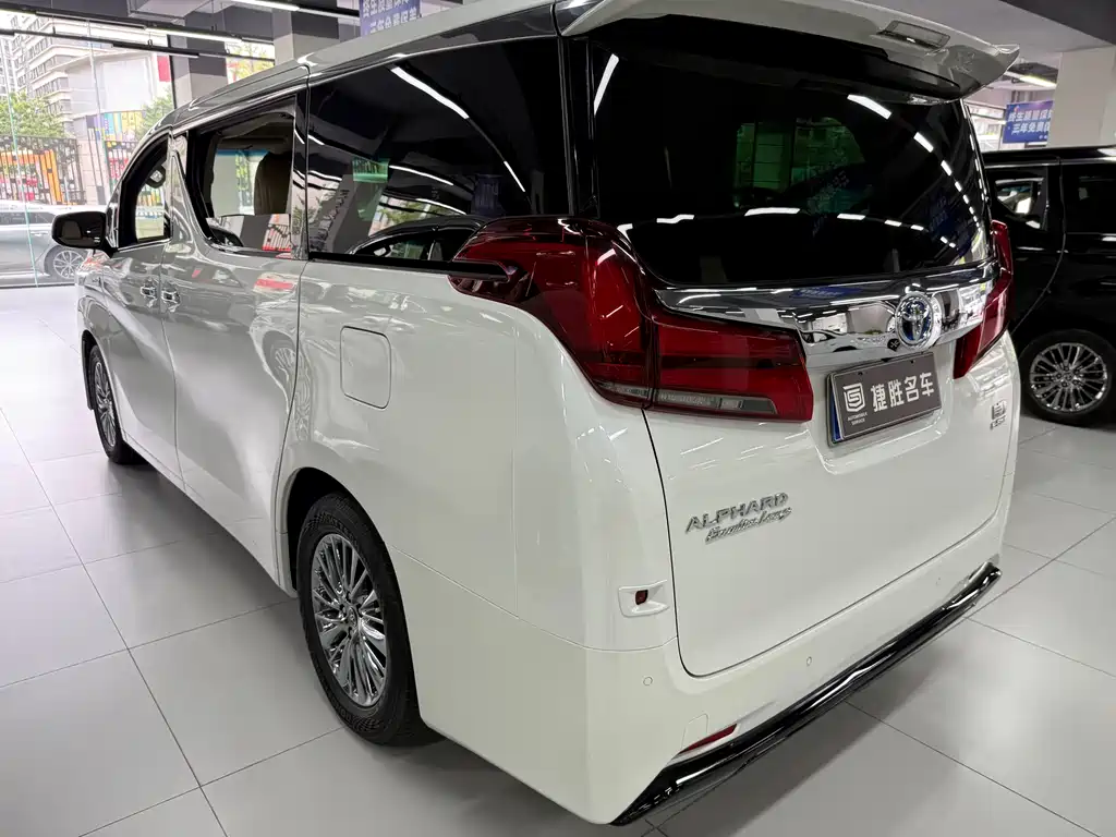 Toyota Alphard — фото 9
