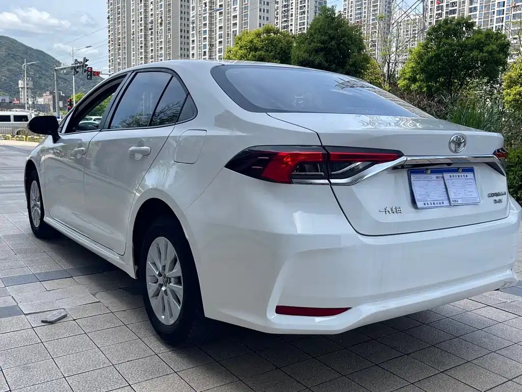 Toyota Corolla — фото 7