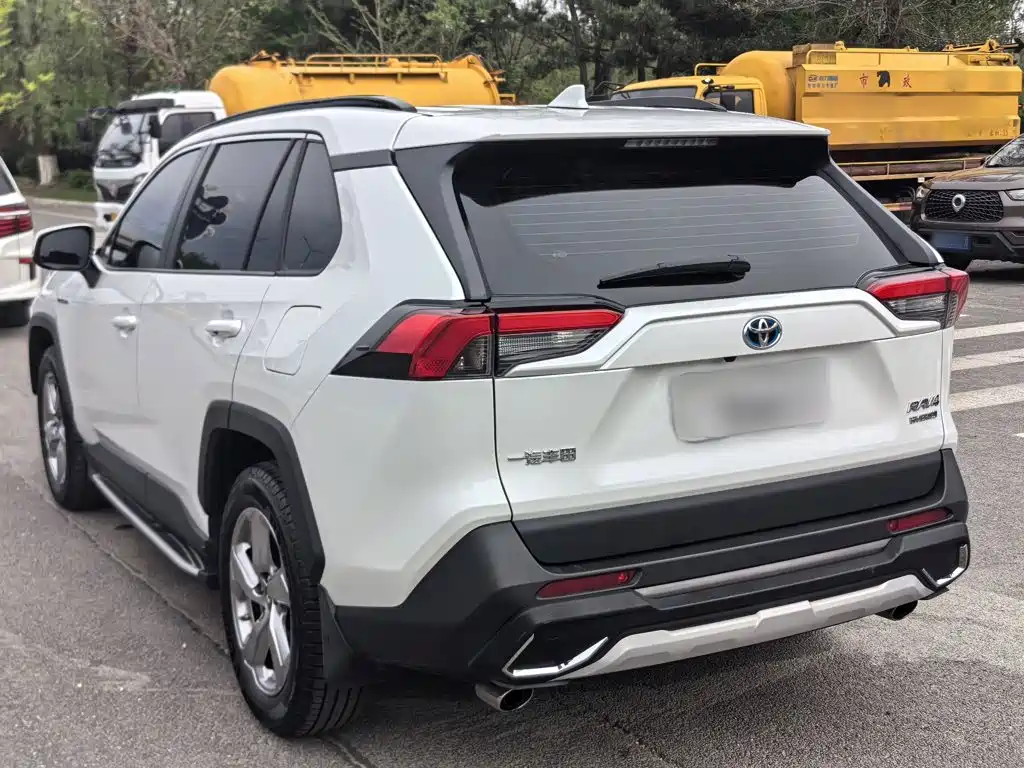Toyota RAV4 — фото 8