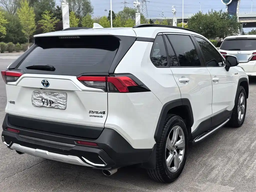 Toyota RAV4 — фото 10