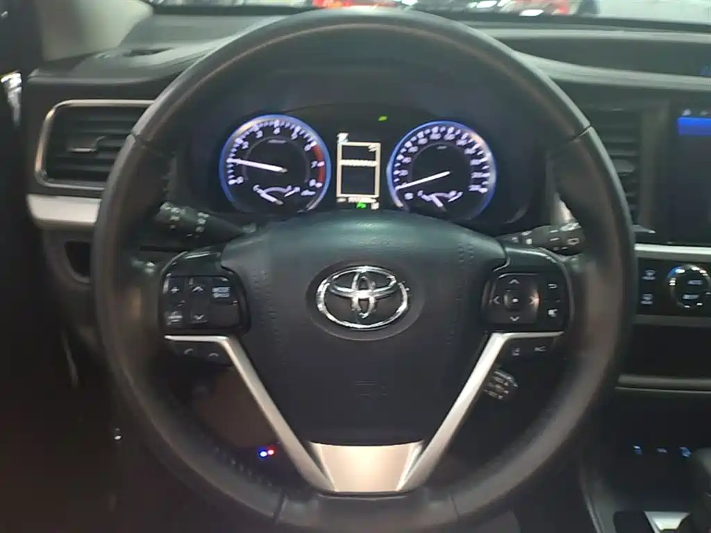 Toyota Highlander — фото 11