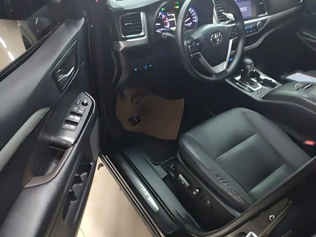 Toyota Highlander — фото 16