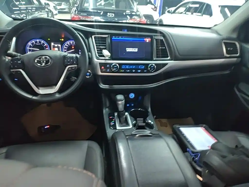 Toyota Highlander — фото 10