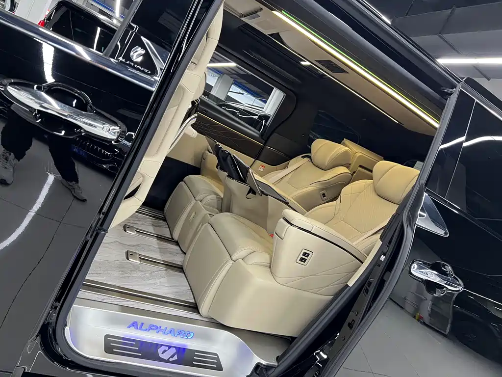 Toyota Alphard — фото 11