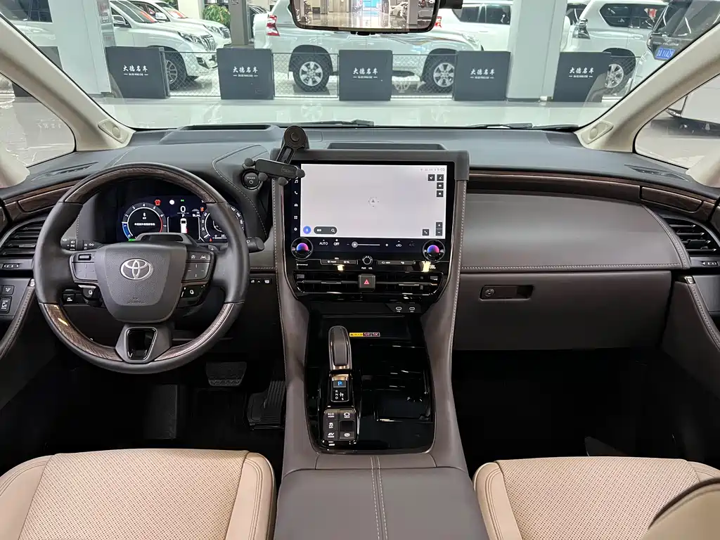 Toyota Alphard — фото 17
