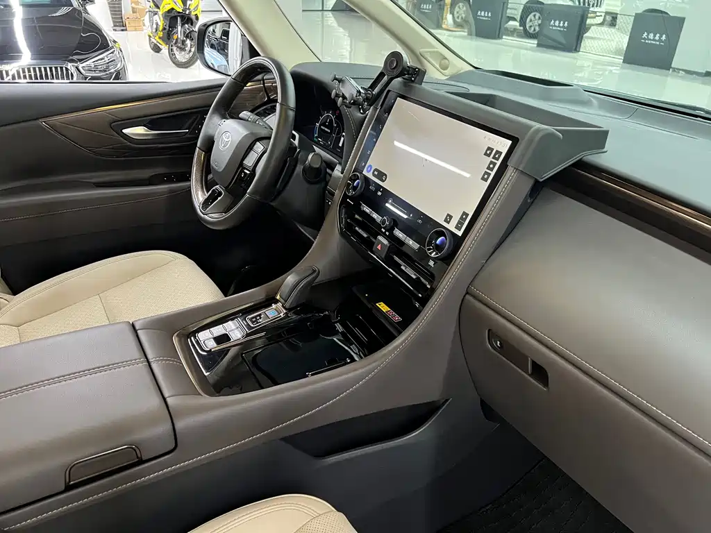 Toyota Alphard — фото 20