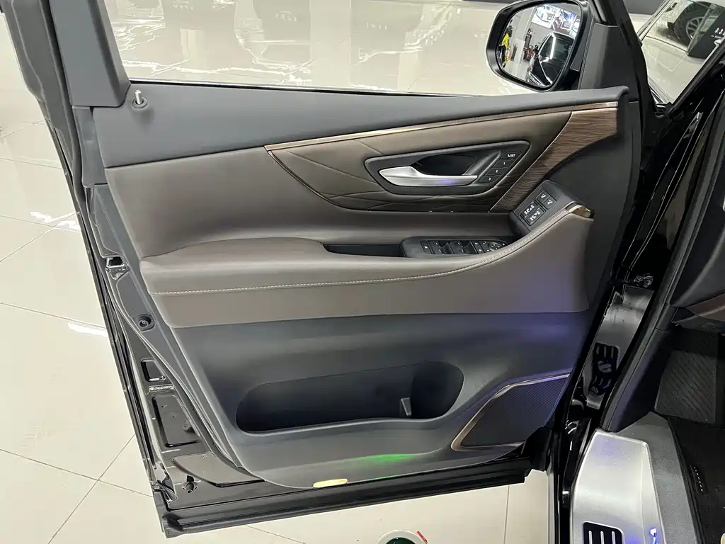 Toyota Alphard — фото 21