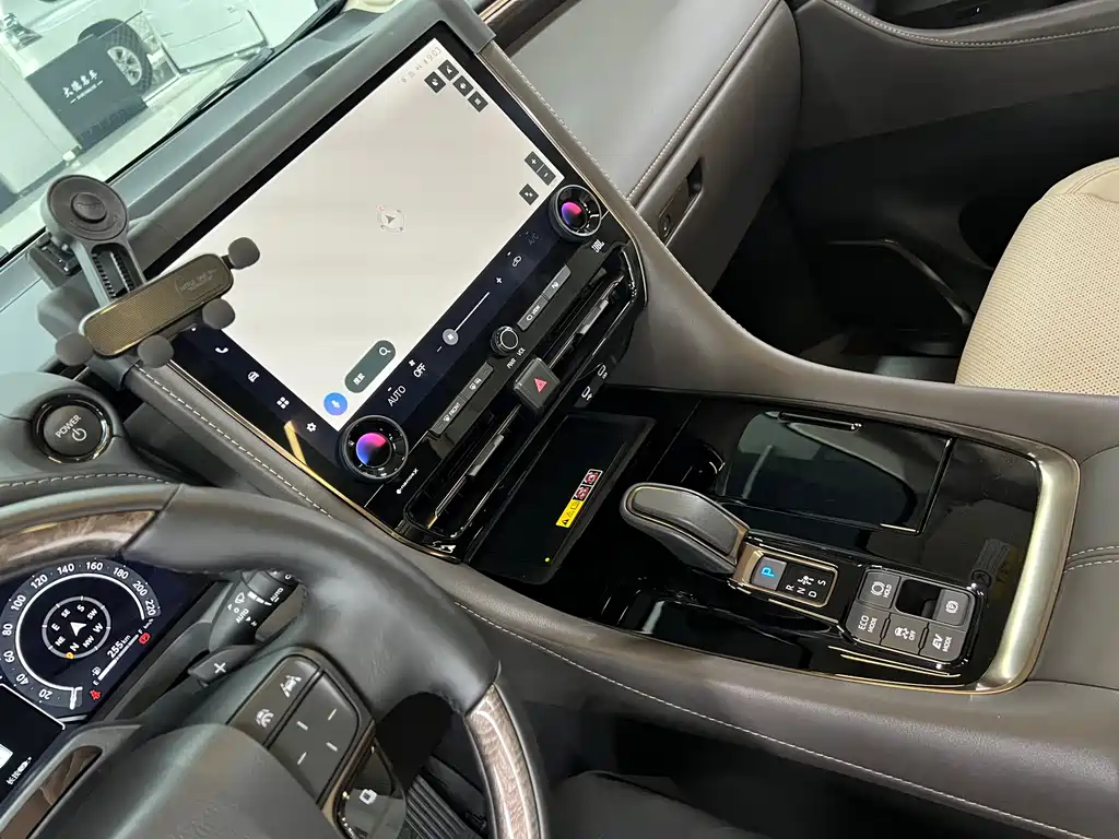 Toyota Alphard — фото 26