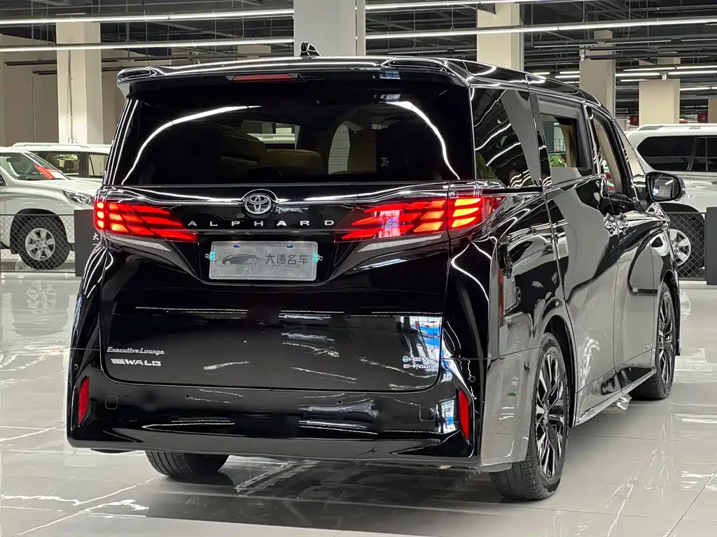 Toyota Alphard — фото 4