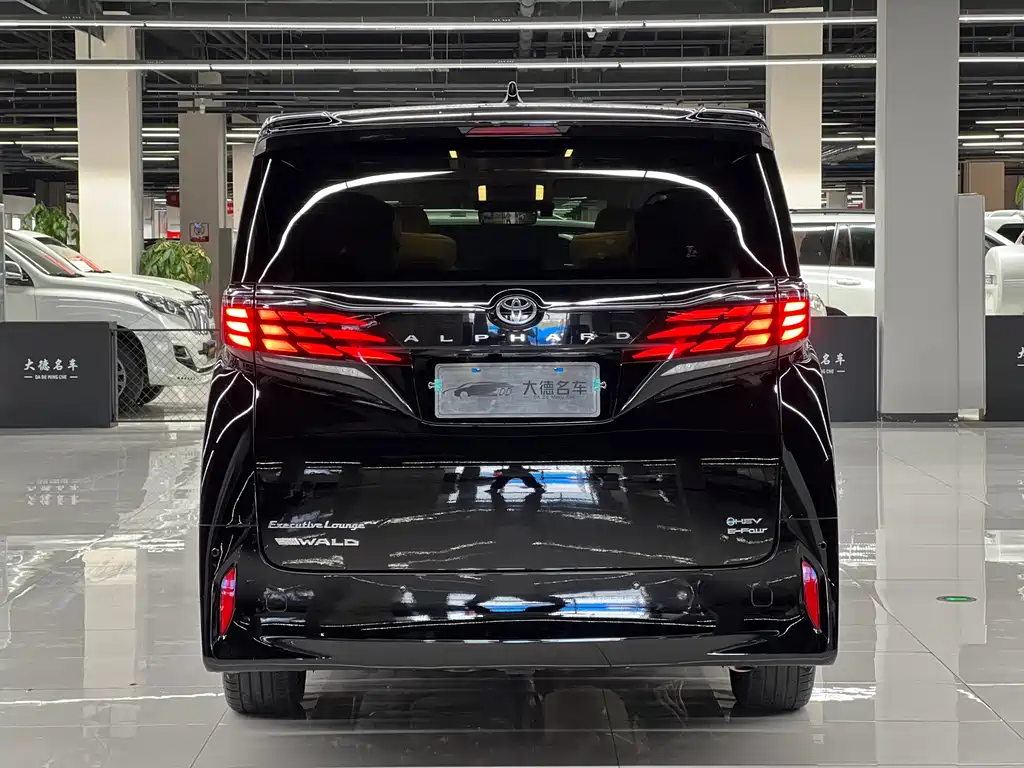 Toyota Alphard — фото 5