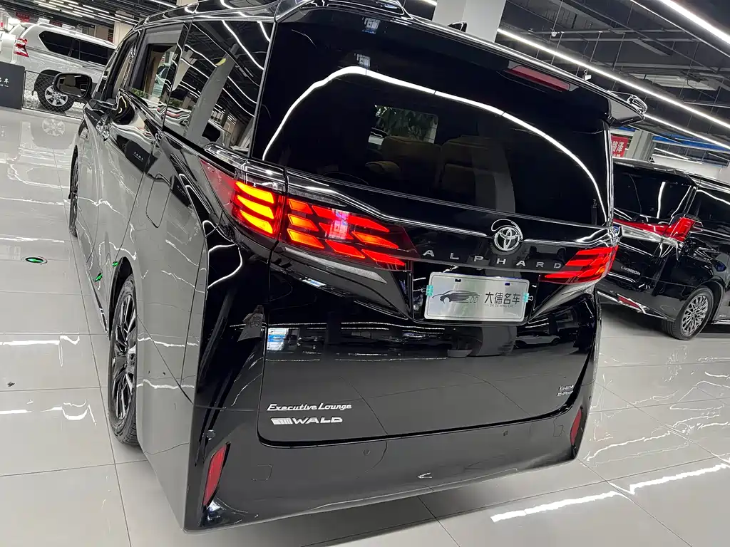 Toyota Alphard — фото 7