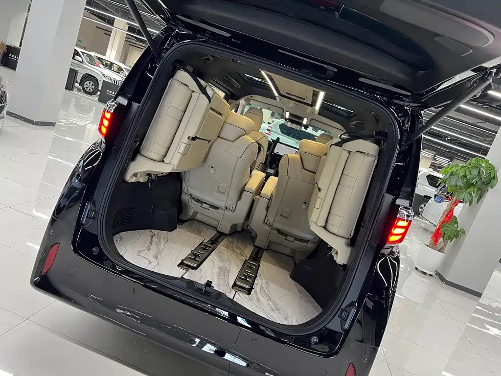 Toyota Alphard — фото 8