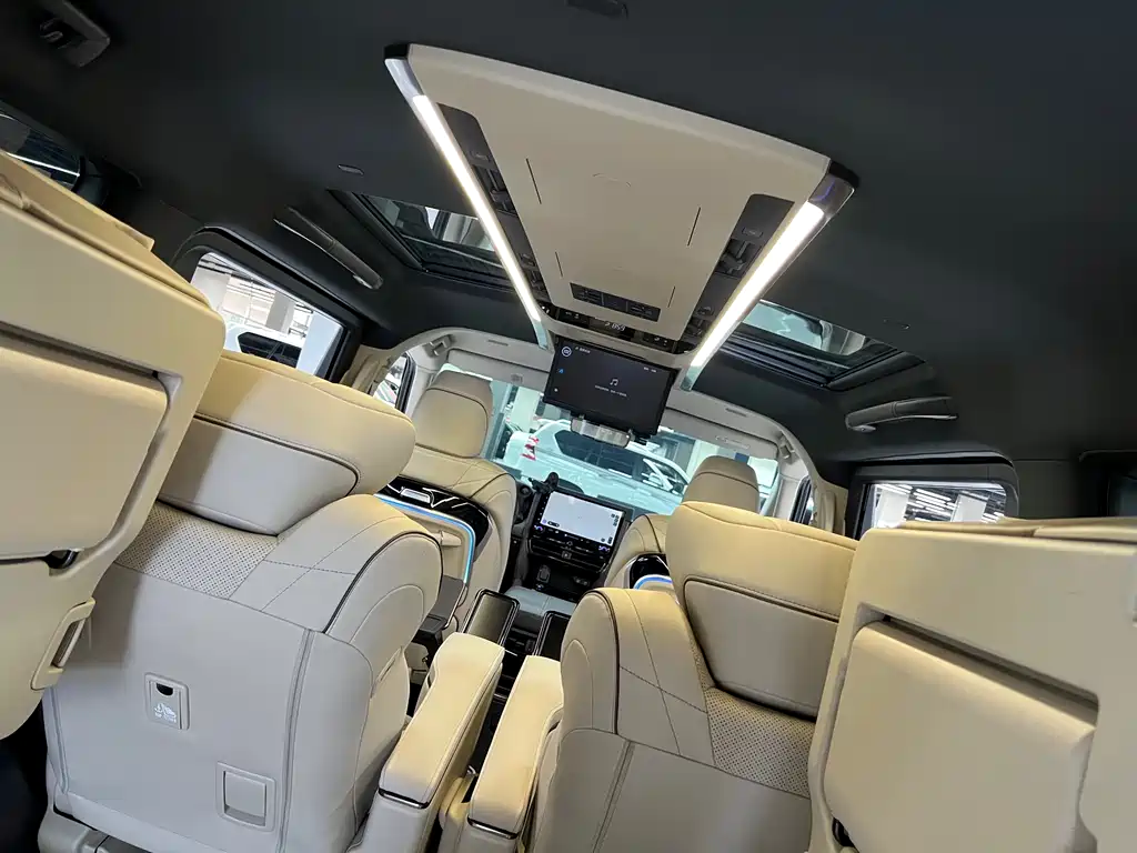 Toyota Alphard — фото 9