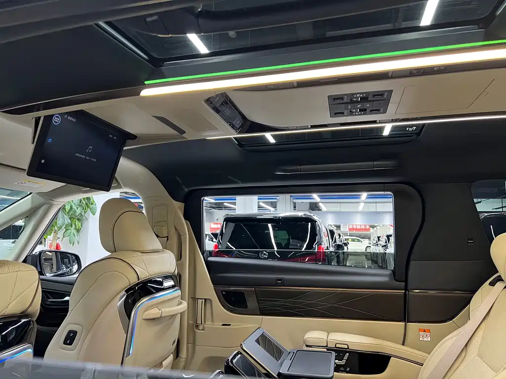 Toyota Alphard — фото 10