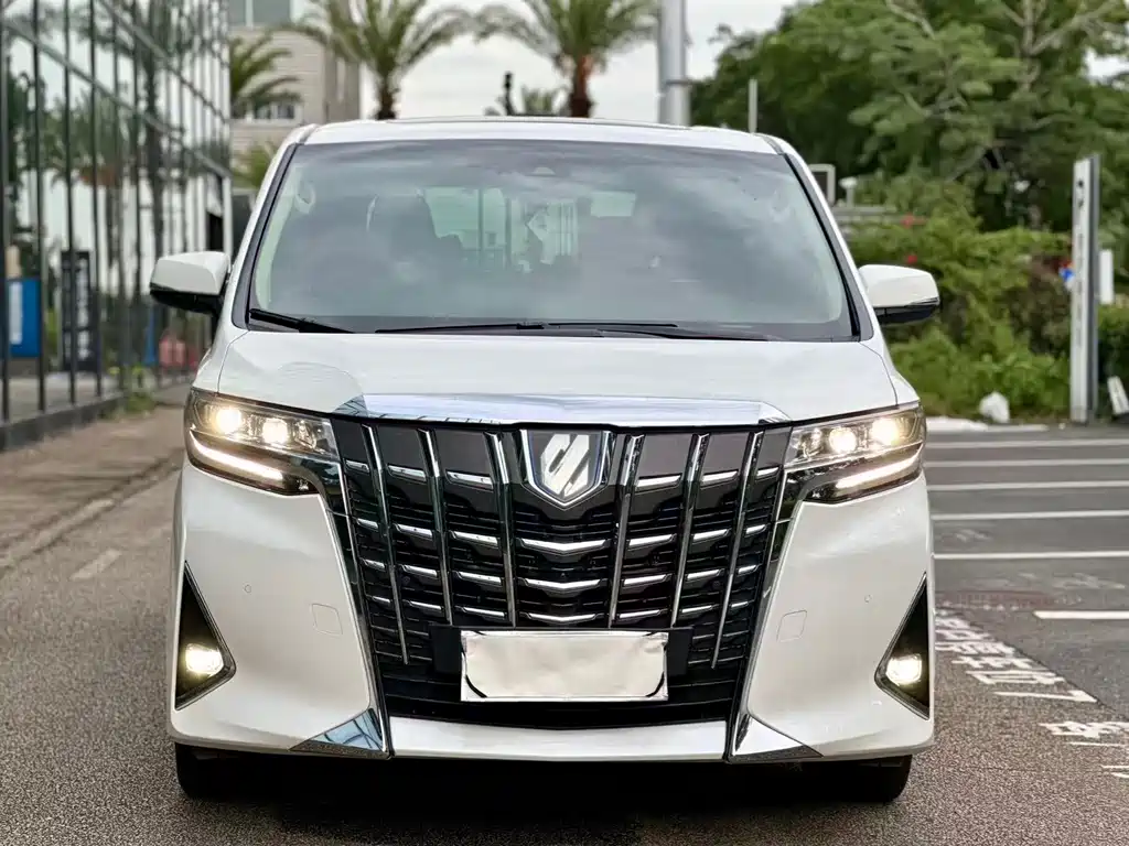 Toyota Alphard — фото 2