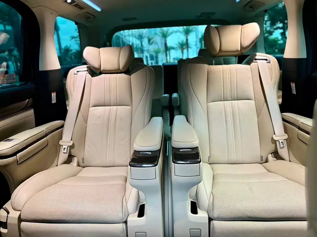 Toyota Alphard — фото 11