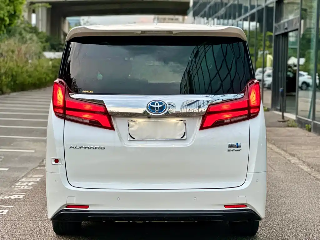 Toyota Alphard — фото 13