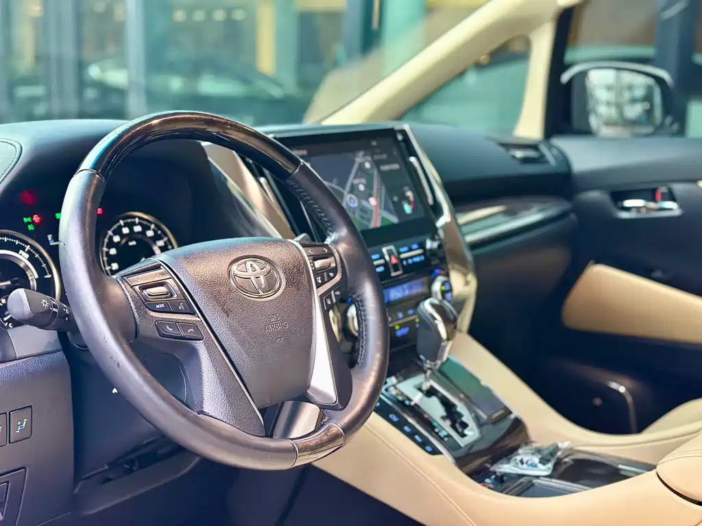 Toyota Alphard — фото 5