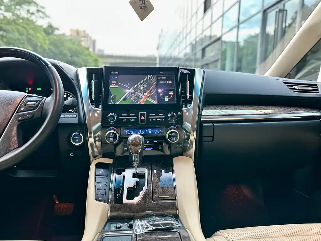 Toyota Alphard — фото 7