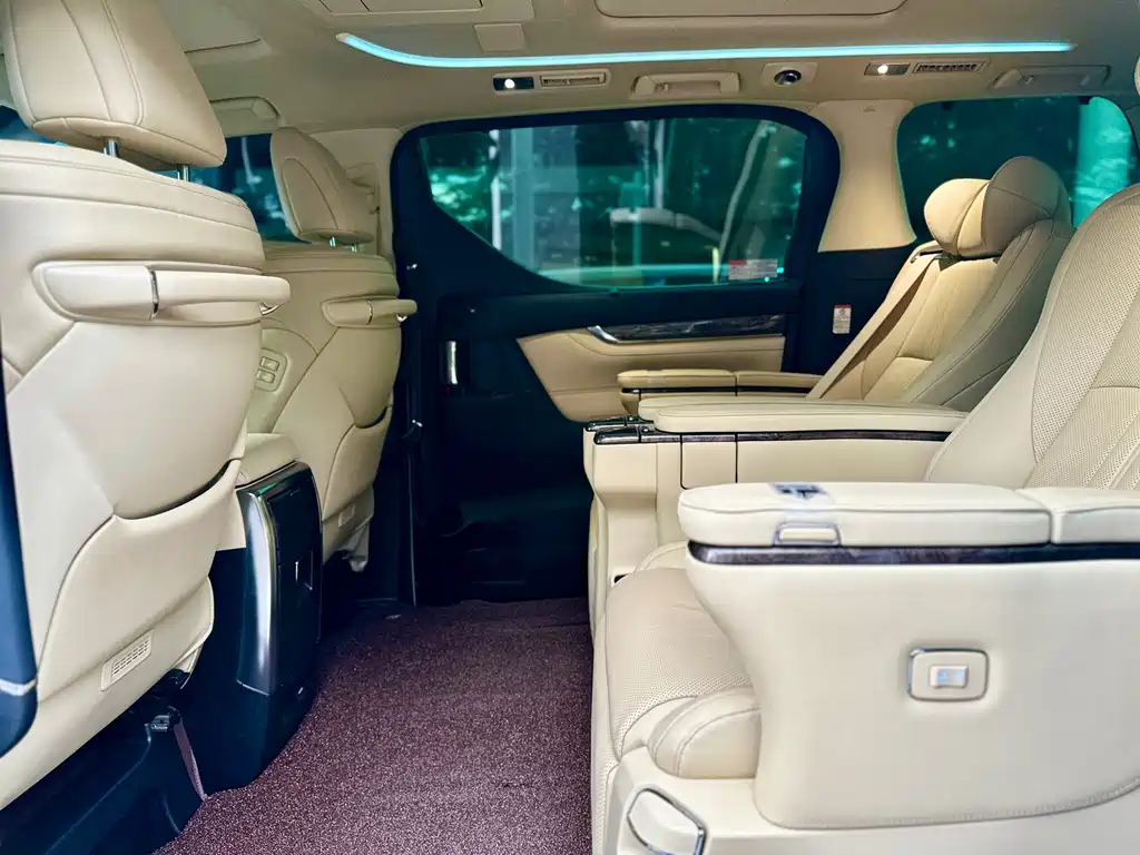 Toyota Alphard — фото 9