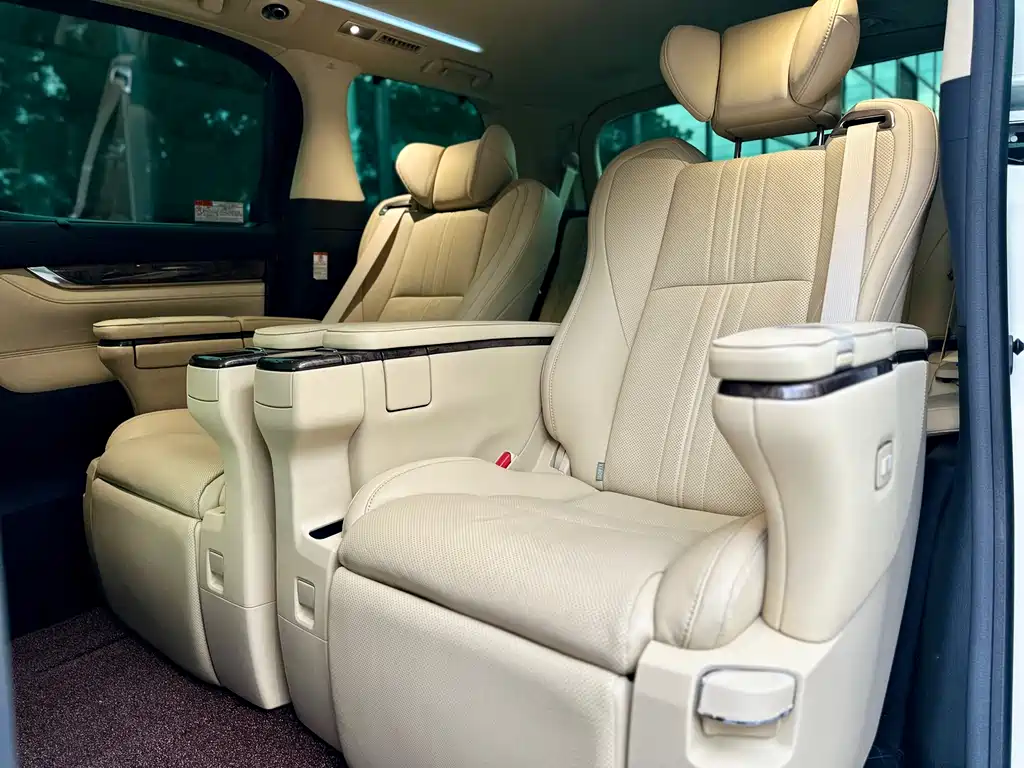Toyota Alphard — фото 10