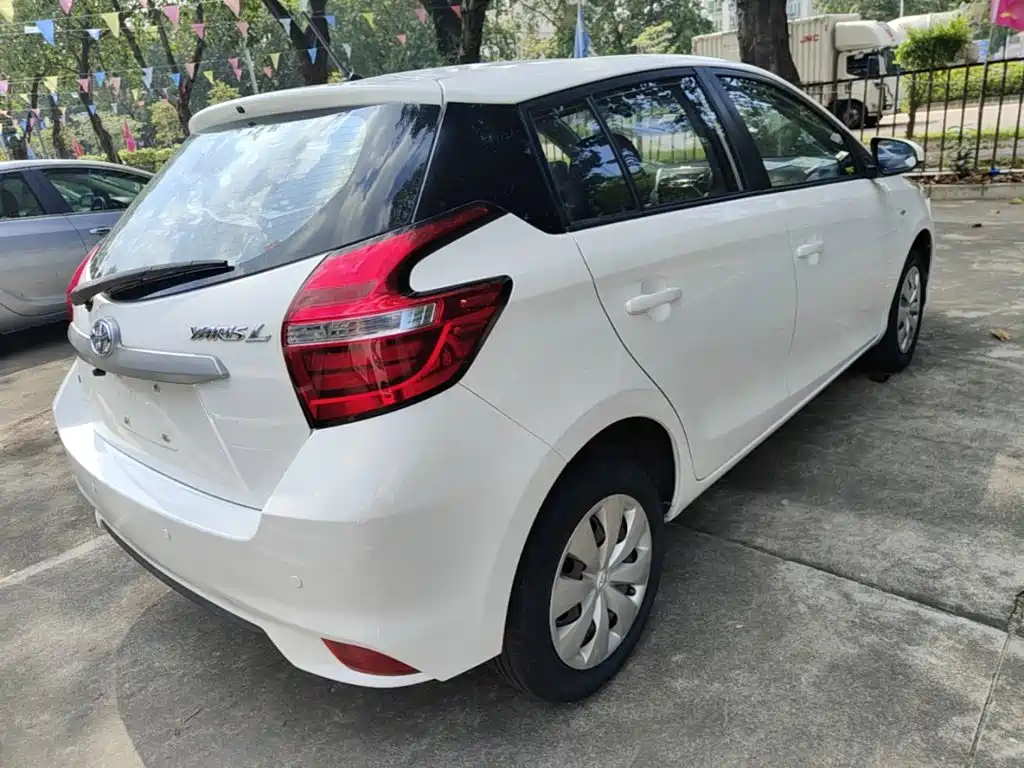 Toyota Yaris L — фото 7