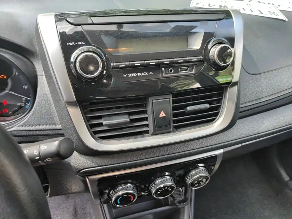 Toyota Yaris L — фото 10