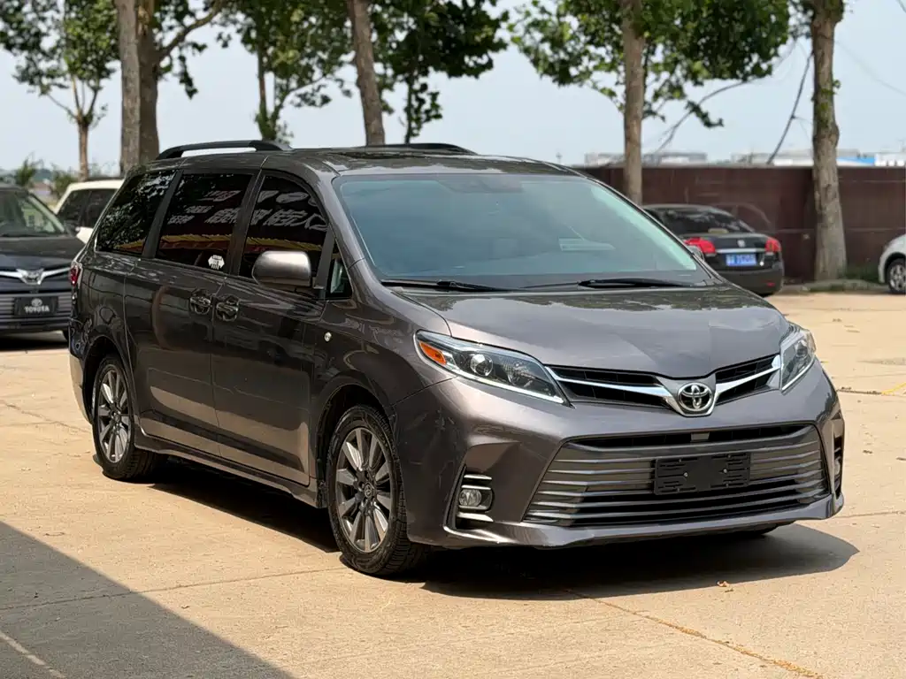 Toyota Sienna — фото 3