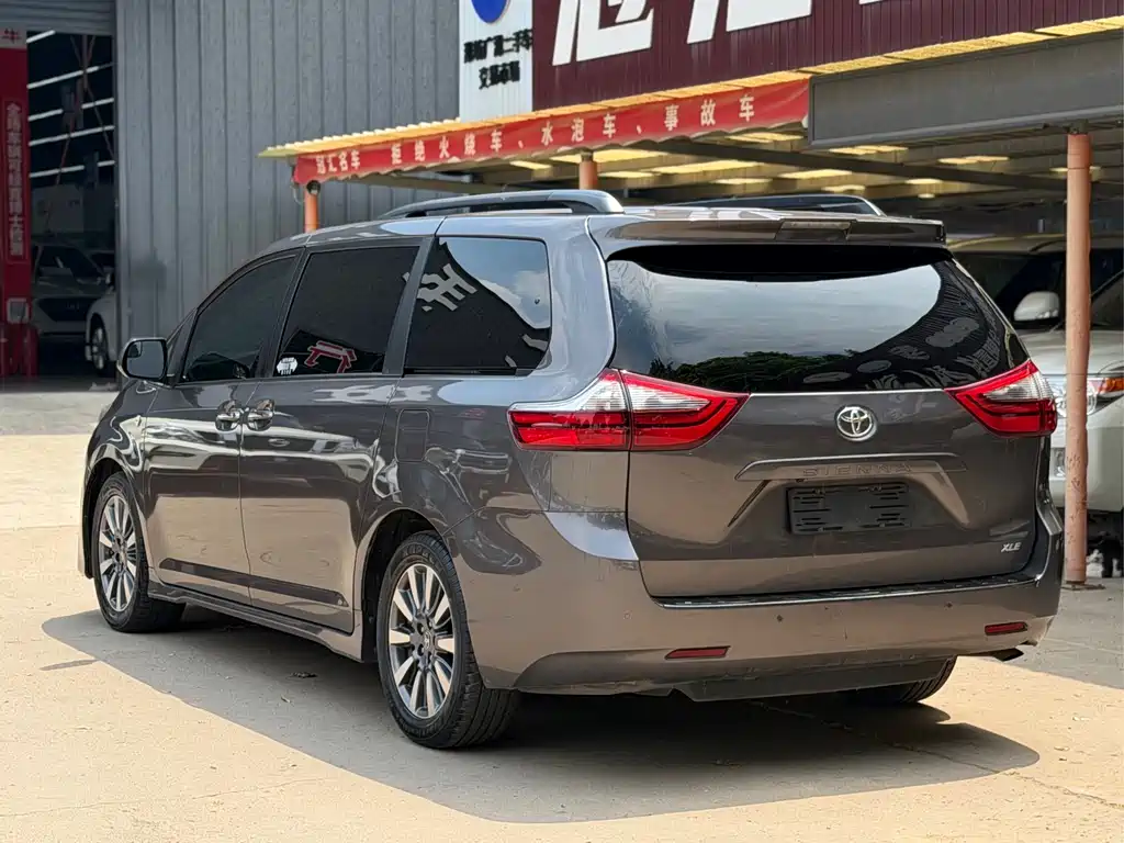 Toyota Sienna — фото 4