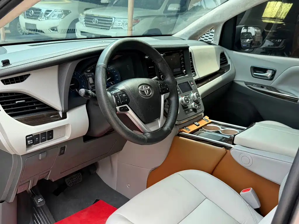 Toyota Sienna — фото 8