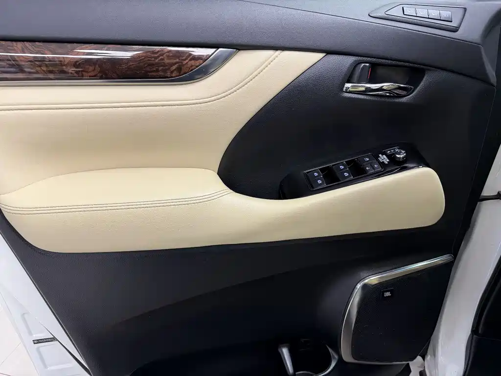 Toyota Alphard — фото 6