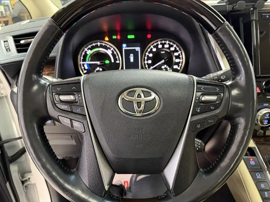 Toyota Alphard — фото 7