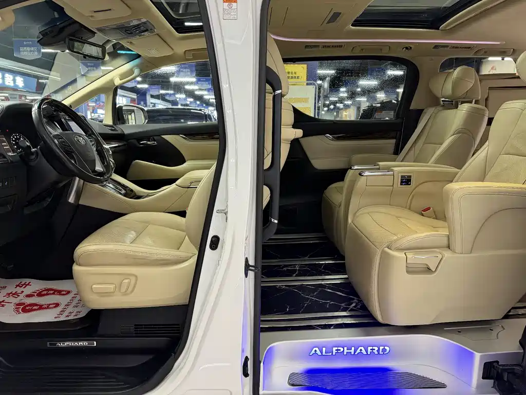 Toyota Alphard — фото 8