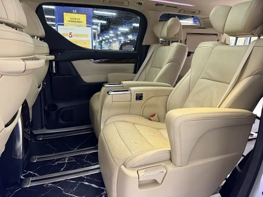Toyota Alphard — фото 9