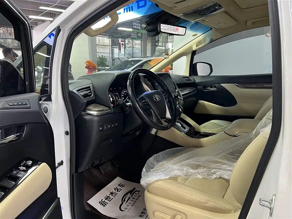 Toyota Alphard — фото 4