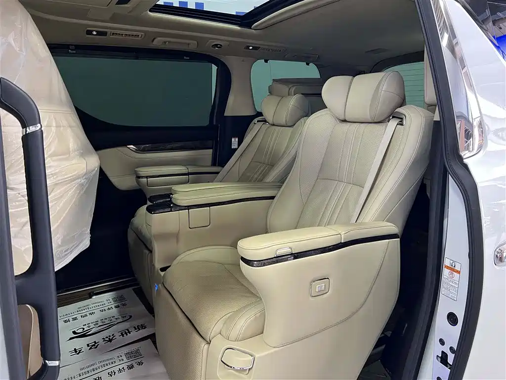 Toyota Alphard — фото 5