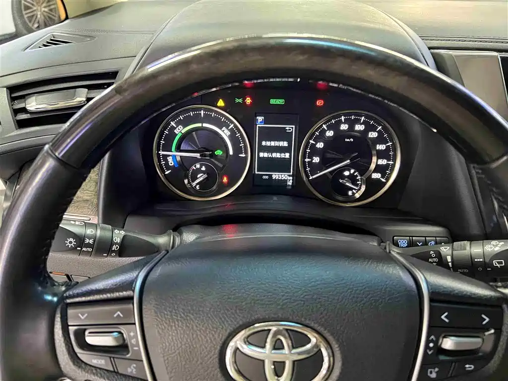 Toyota Alphard — фото 9