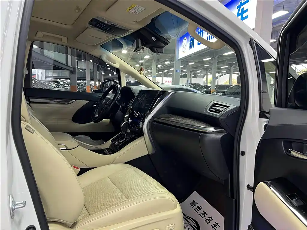 Toyota Alphard — фото 10