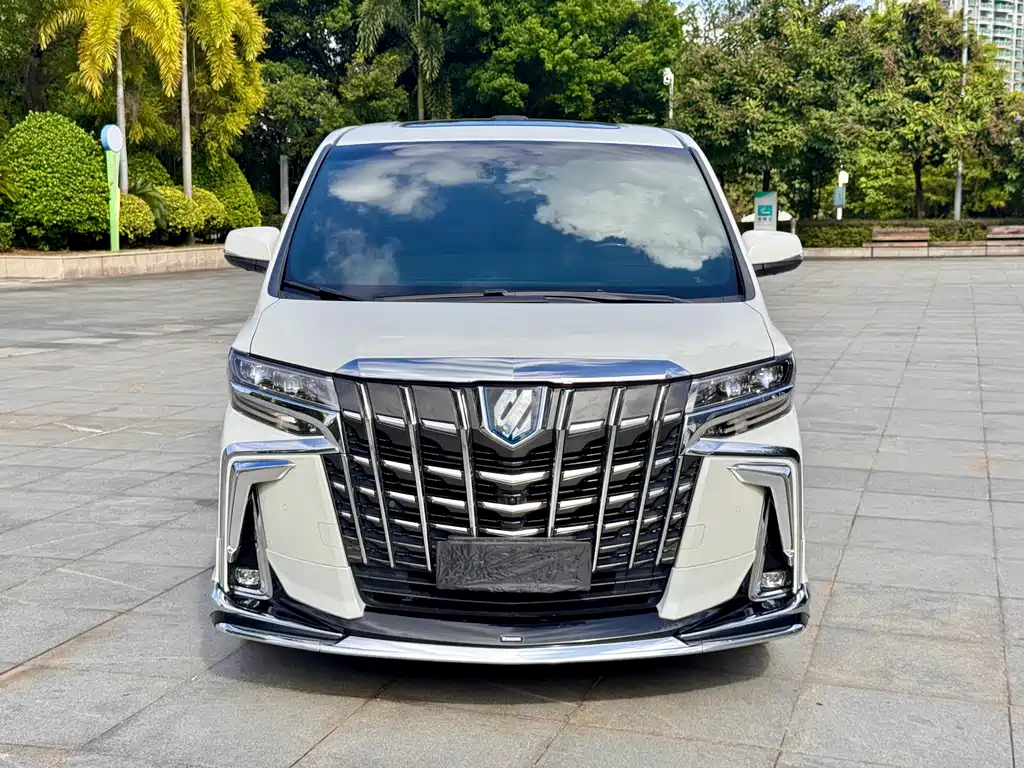 Toyota Alphard — фото 2