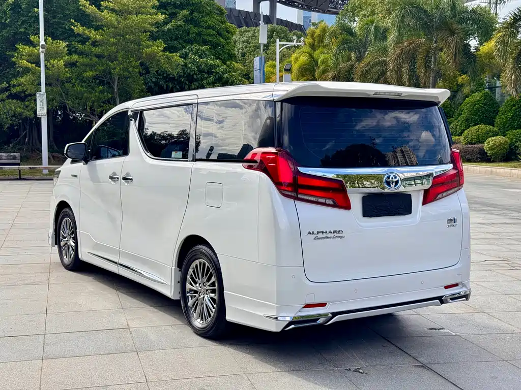 Toyota Alphard — фото 4