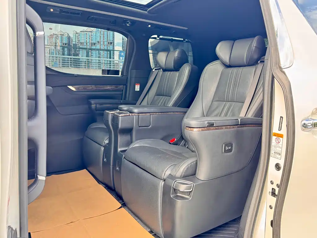 Toyota Alphard — фото 8