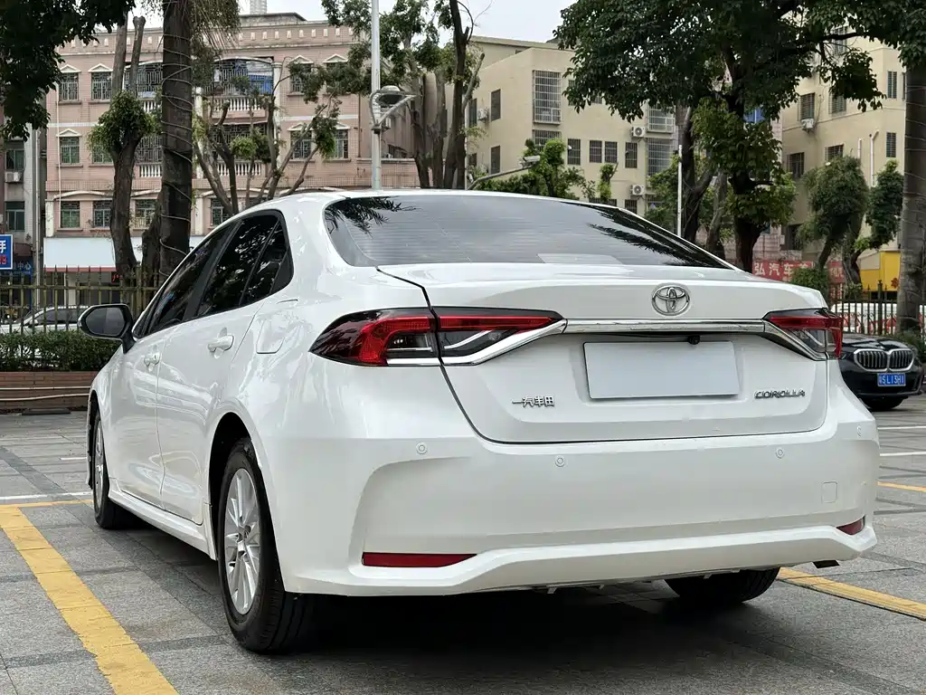 Toyota Corolla — фото 7