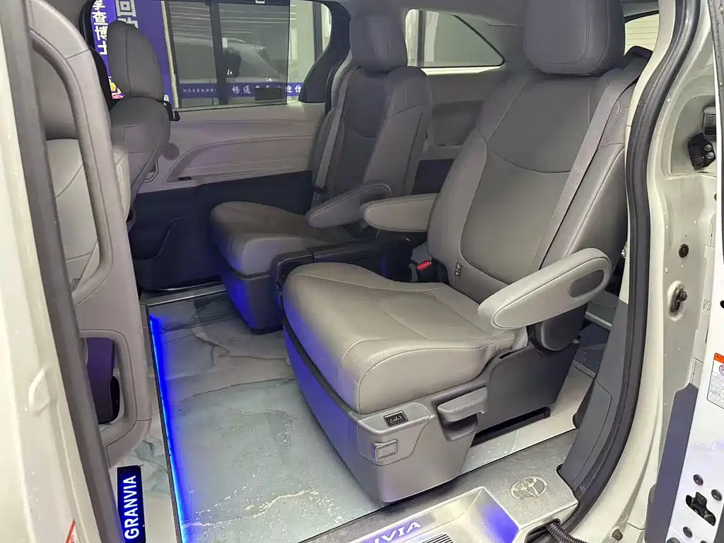 Toyota Granvia — фото 5
