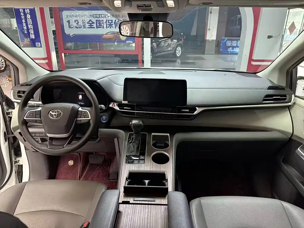 Toyota Granvia — фото 6